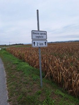 foto 10.9.2025 odtujeni znak za nevarnost